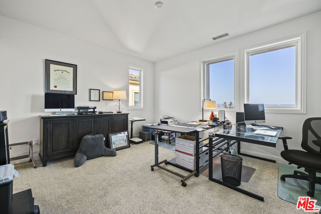 Home Office, Interior