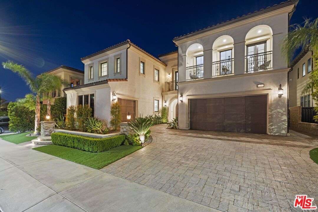 Attached, Exterior, Facade, Mediterranean
