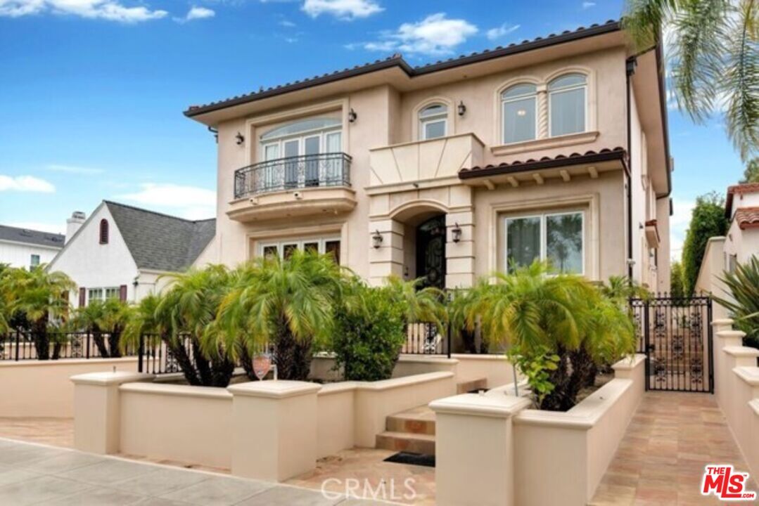 Exterior, Facade, Mediterranean
