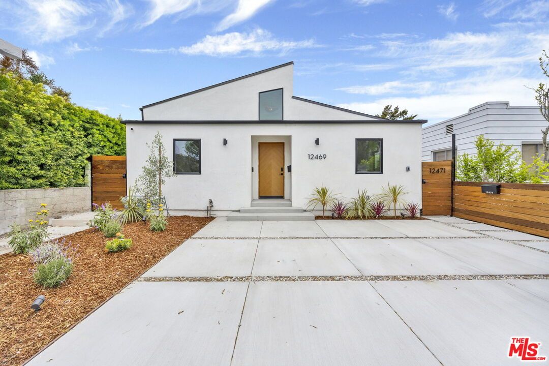 Exterior, Facade, None