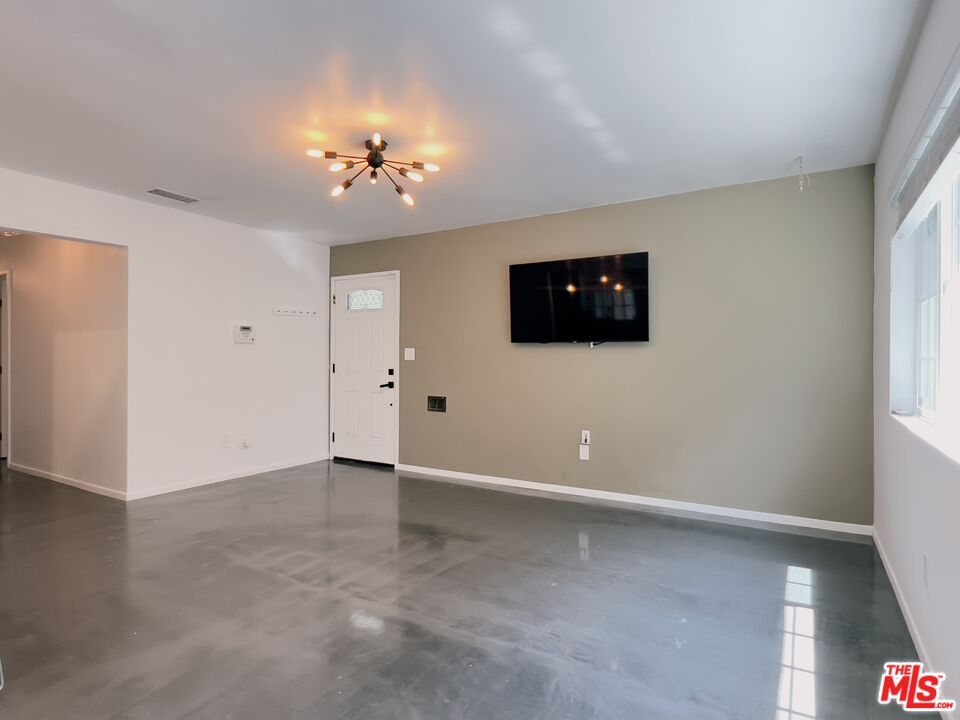 Empty room, Interior