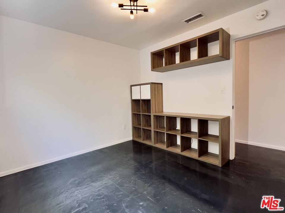 Empty room, Interior