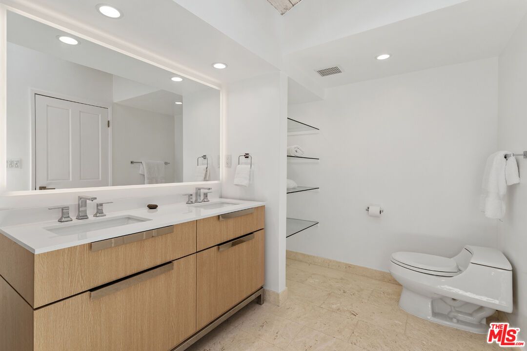 Bathroom, Dual Sink Vanities, Interior, Recessed Lighting