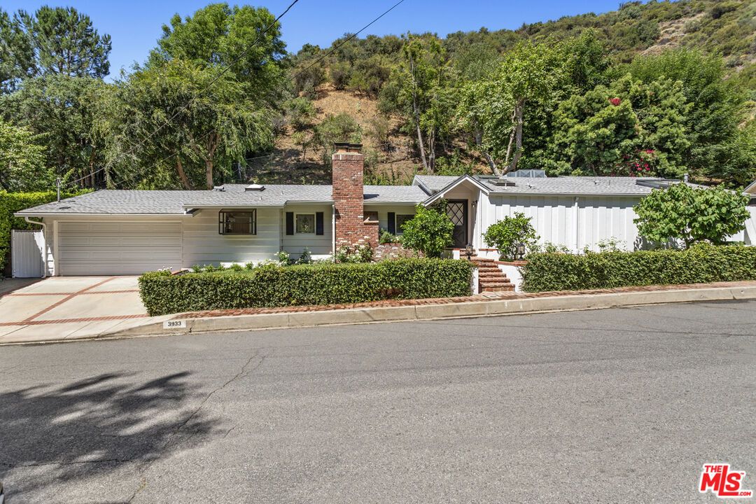 Attached, Exterior, Facade, Ranch