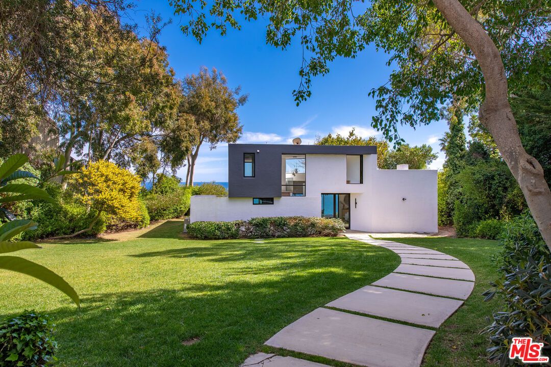 Backyard, Exterior, Facade, Modern