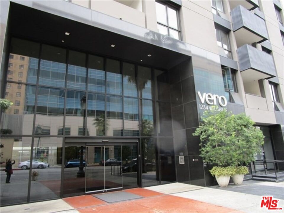 Exterior, Facade, Modern