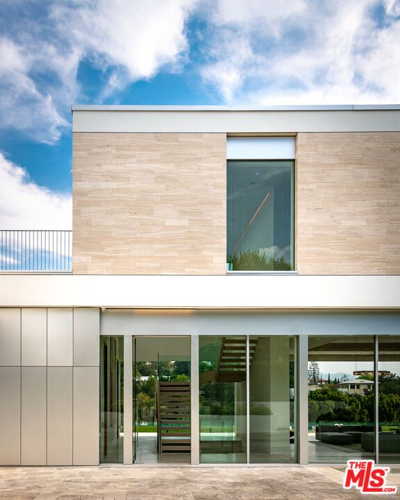Exterior, Facade, Modern