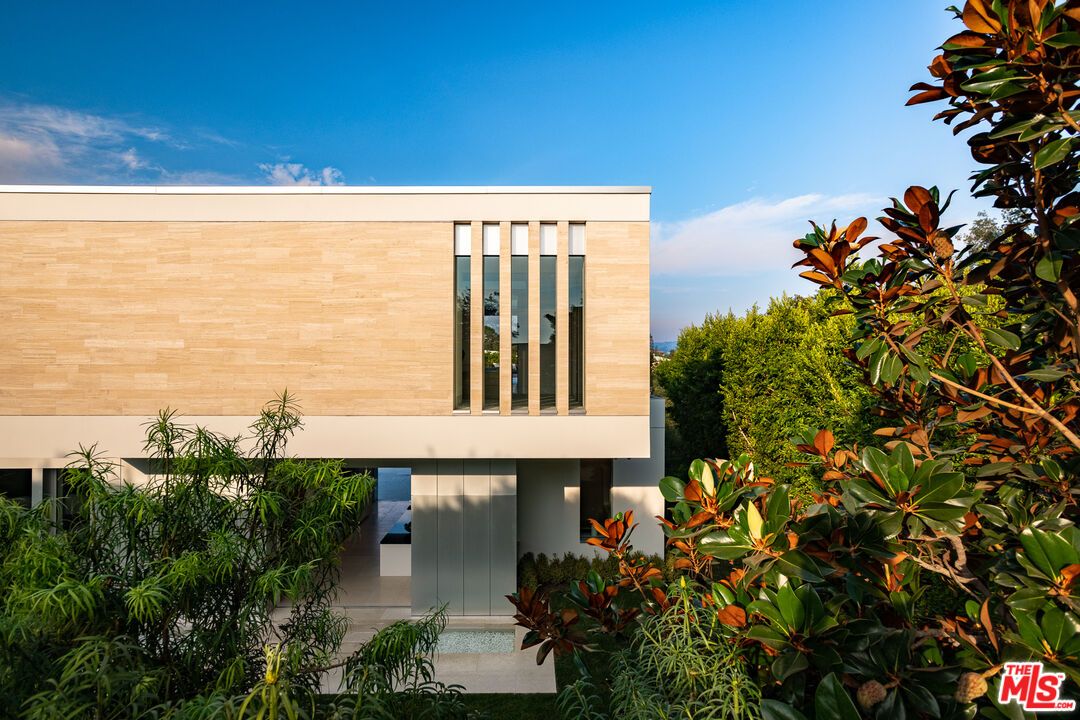 Exterior, Facade, Modern