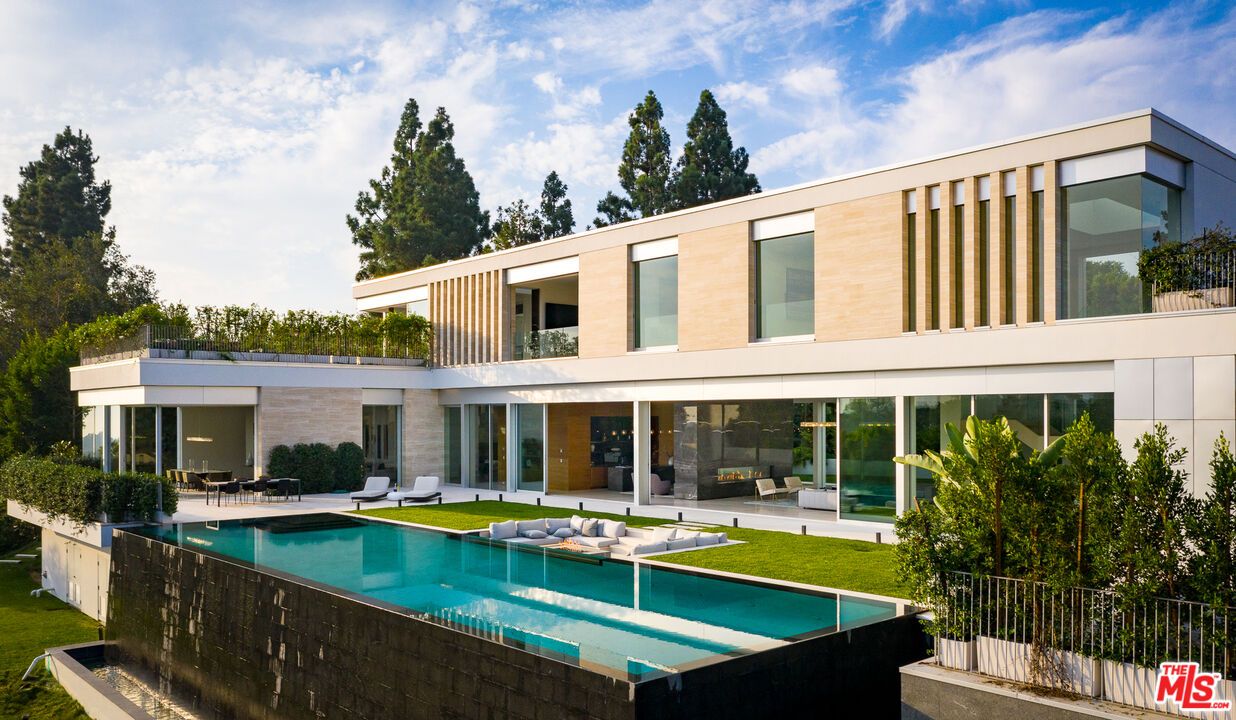 Backyard, Exterior, Facade, Pool, Modern