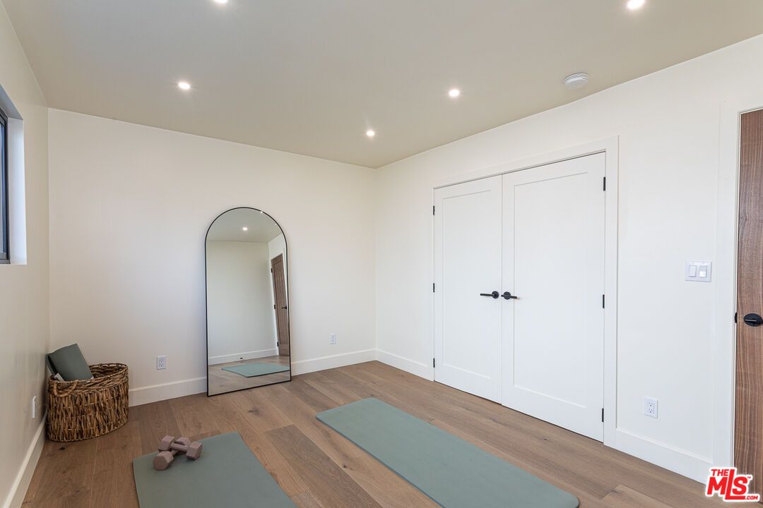 Fitness Equipment, Interior, Recessed Lighting, Wood Texture Flooring