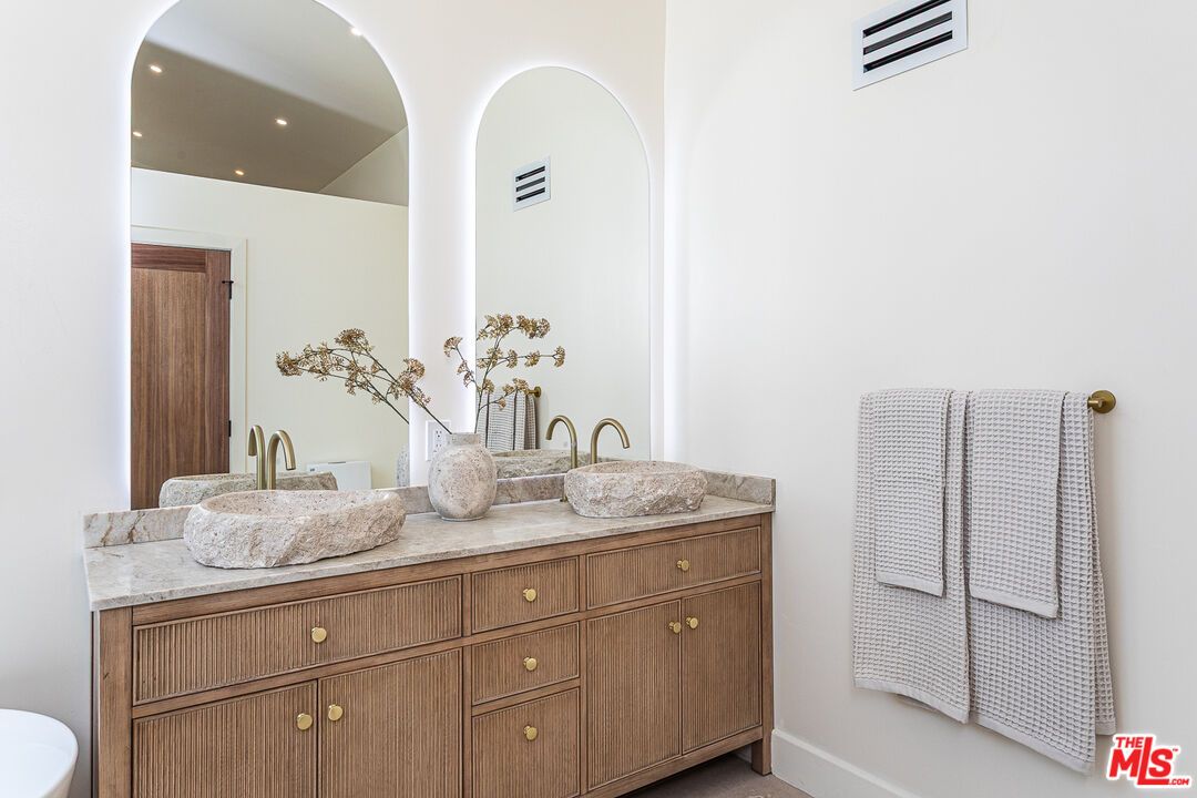 Bathroom, Dual Sink Vanities, Interior, Recessed Lighting