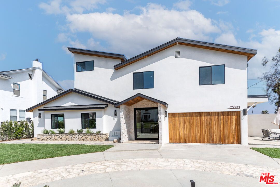 Attached, Exterior, Facade, Modern