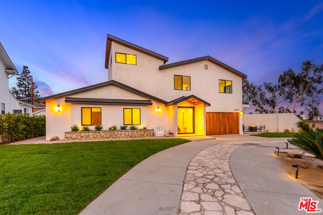 Backyard, Exterior, Facade, Farmhouse