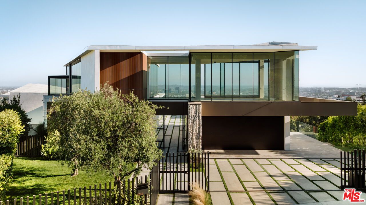 Exterior, Facade, Modern