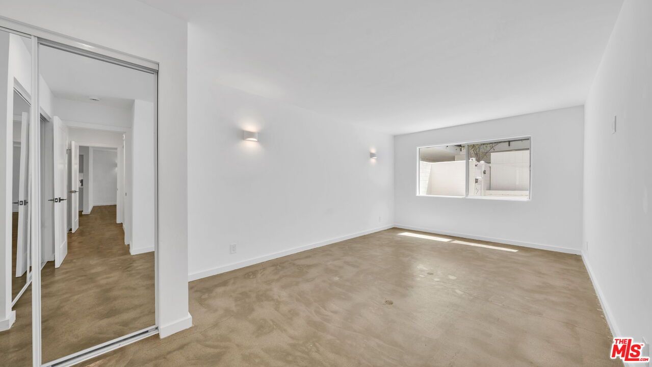 Empty room, Interior