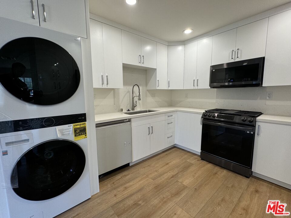 Interior, Kitchen, Recessed Lighting, Washer, Wood Texture Flooring
