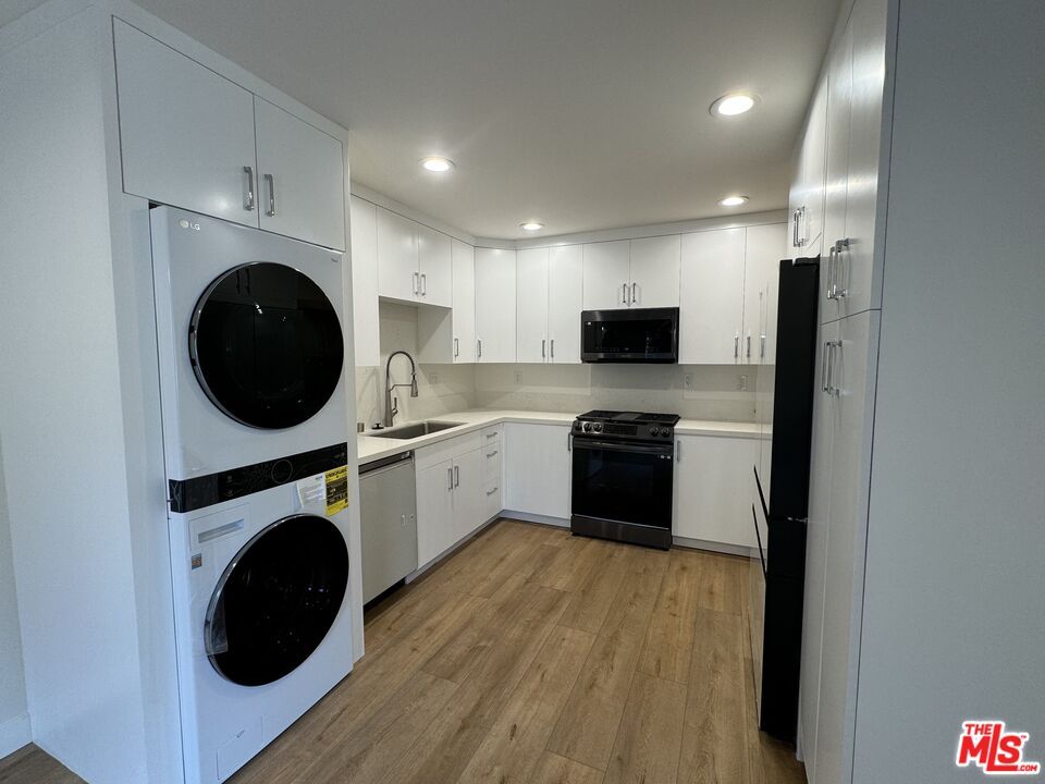 Interior, Kitchen, Recessed Lighting, Washer, Wood Texture Flooring