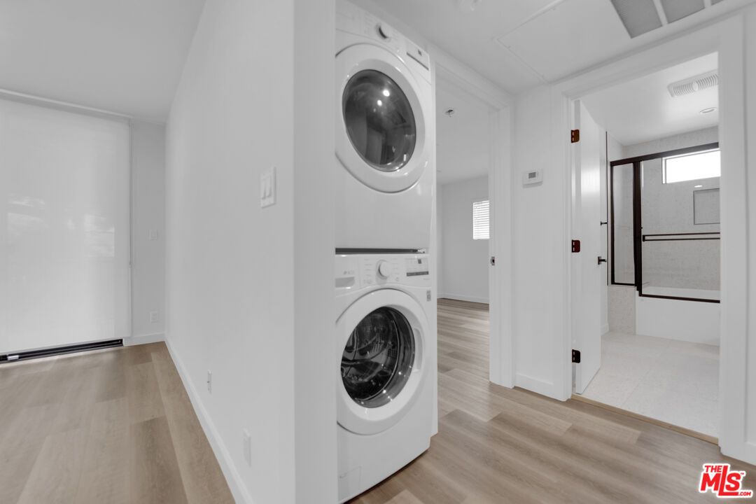 Interior, Utility Closets, Washer, Wood Texture Flooring