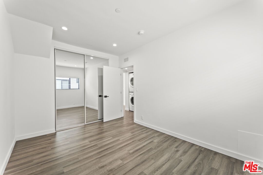 Empty room, Interior, Recessed Lighting, Washer, Wood Texture Flooring