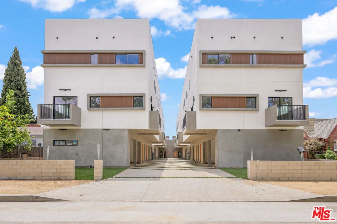 Exterior, Facade, Rowhouse