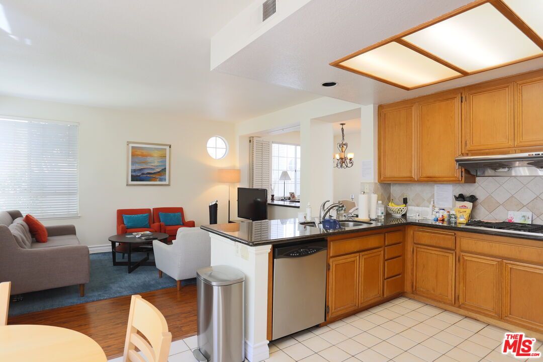 Chandelier, Dining room, Interior, Kitchen, Living room