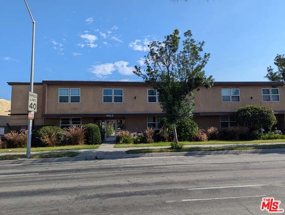 Exterior, Facade, Raised Ranch