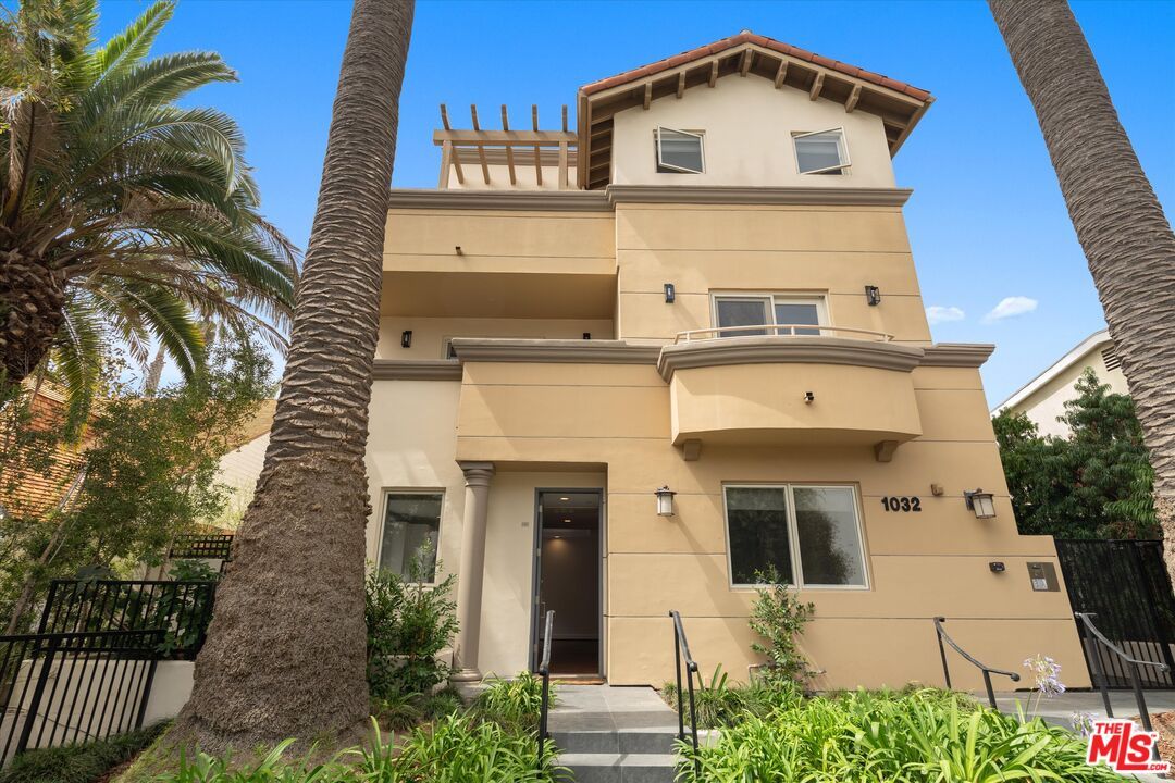Exterior, Facade, Mediterranean