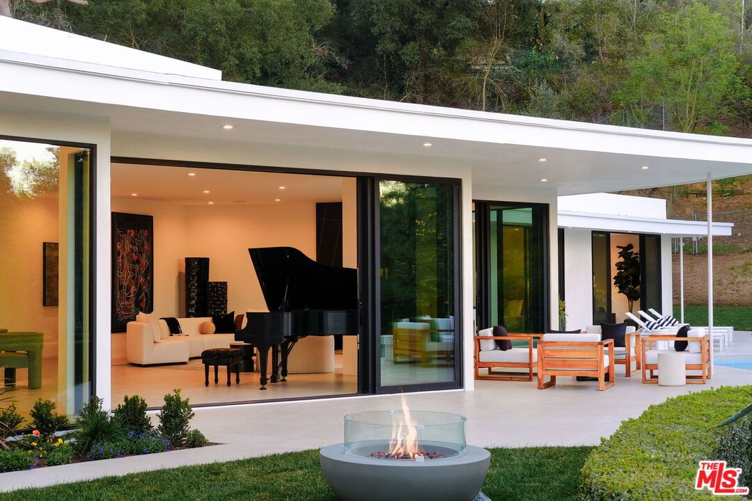 Exterior, Piano, Recessed Lighting