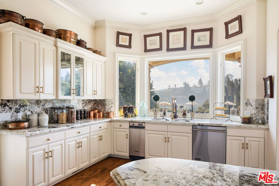 Interior, Kitchen, Recessed Lighting, Water, Wood Texture Flooring