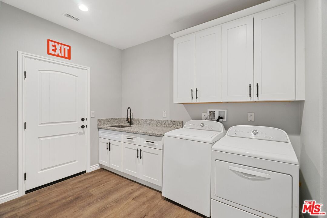 Interior, Recessed Lighting, Washer, Wood Texture Flooring