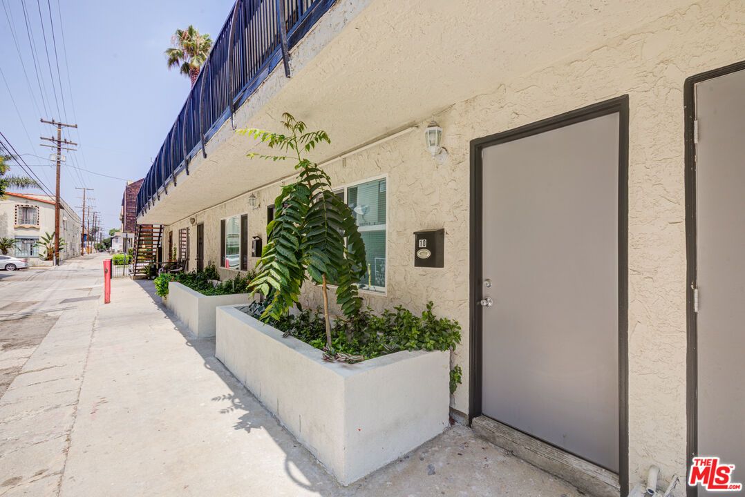 Elevator, Exterior