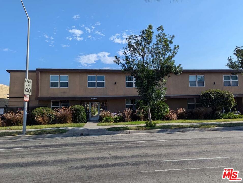 Exterior, Facade, Raised Ranch