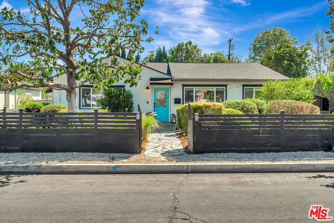 Exterior, Facade, Ranch