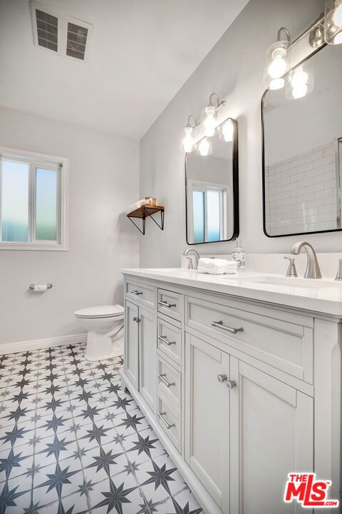 Bathroom, Dual Sink Vanities, Interior