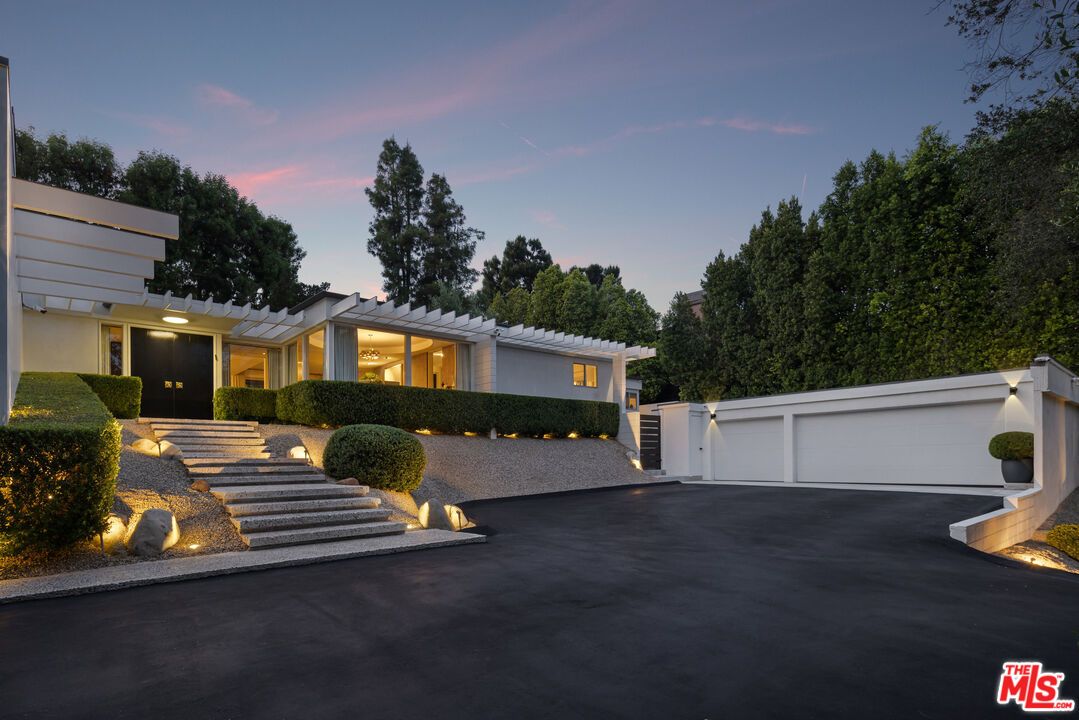 Attached, Exterior, Facade, Modern