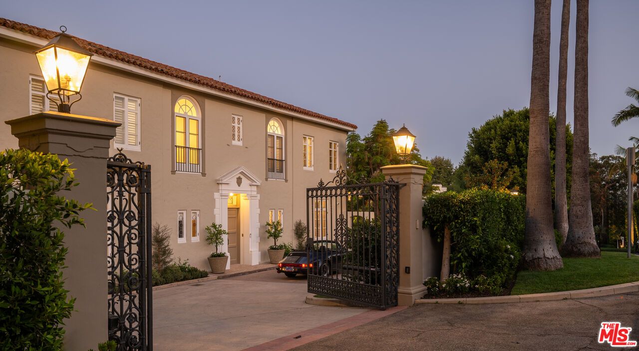 Exterior, Facade, Mediterranean
