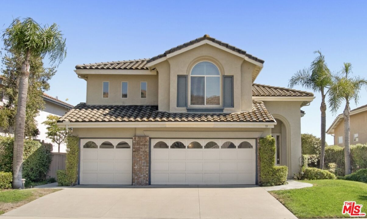 Attached, Exterior, Facade, Mediterranean