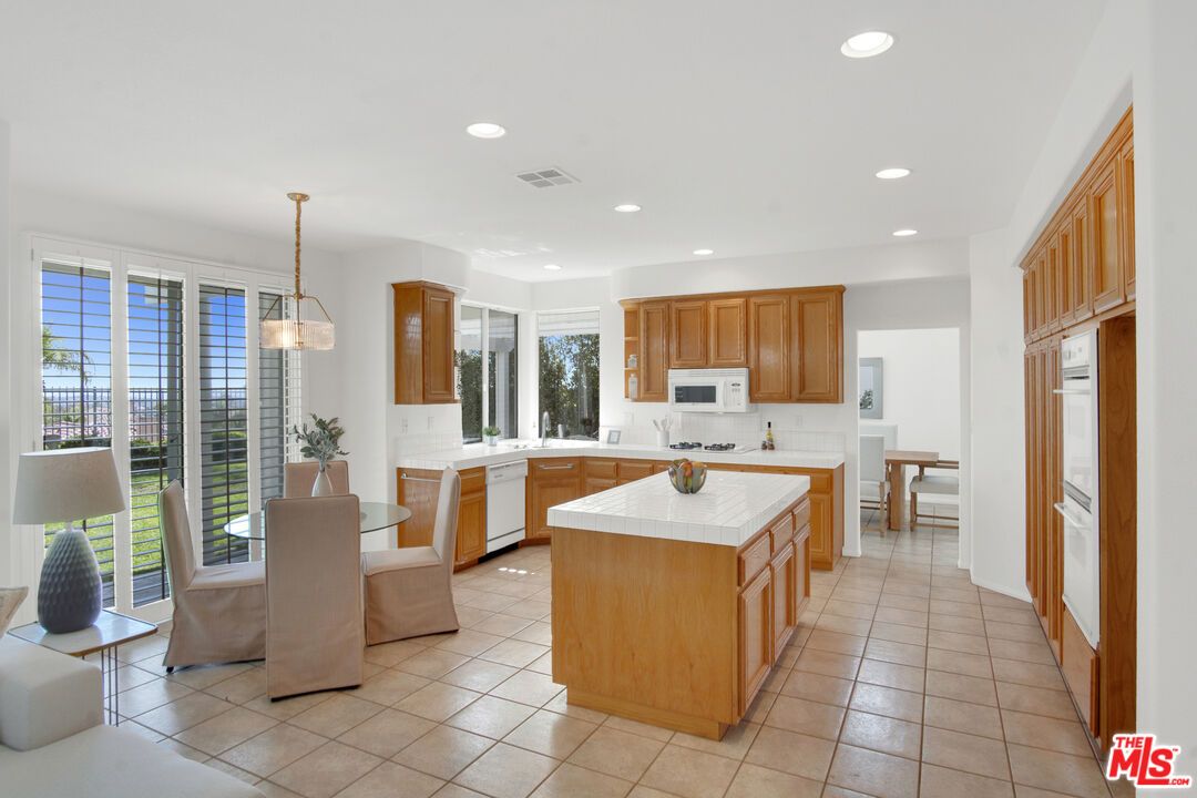 Dining room, Interior, Kitchen, Pendant Lights, Recessed Lighting, Tile Countertops