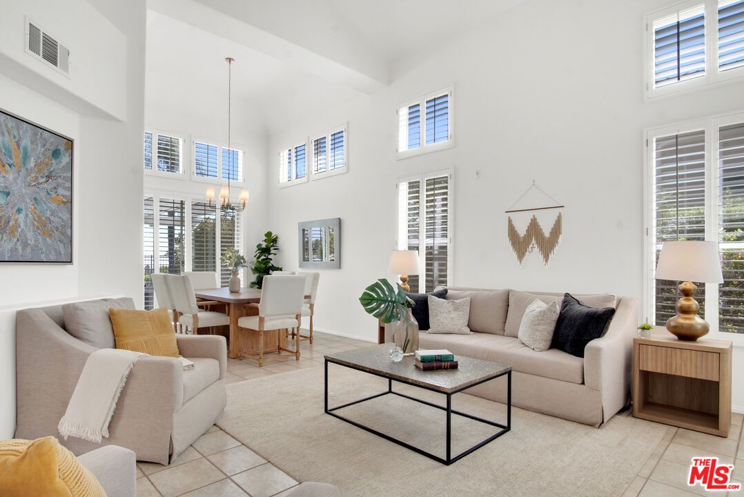 Dining room, Interior, Living room, Pendant Lights