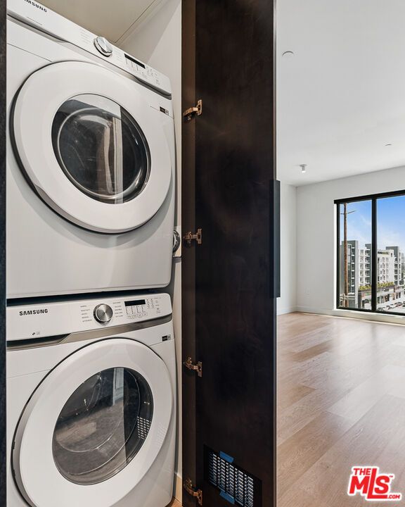 Interior, Recessed Lighting, Utility Closets, Washer, Wood Texture Flooring