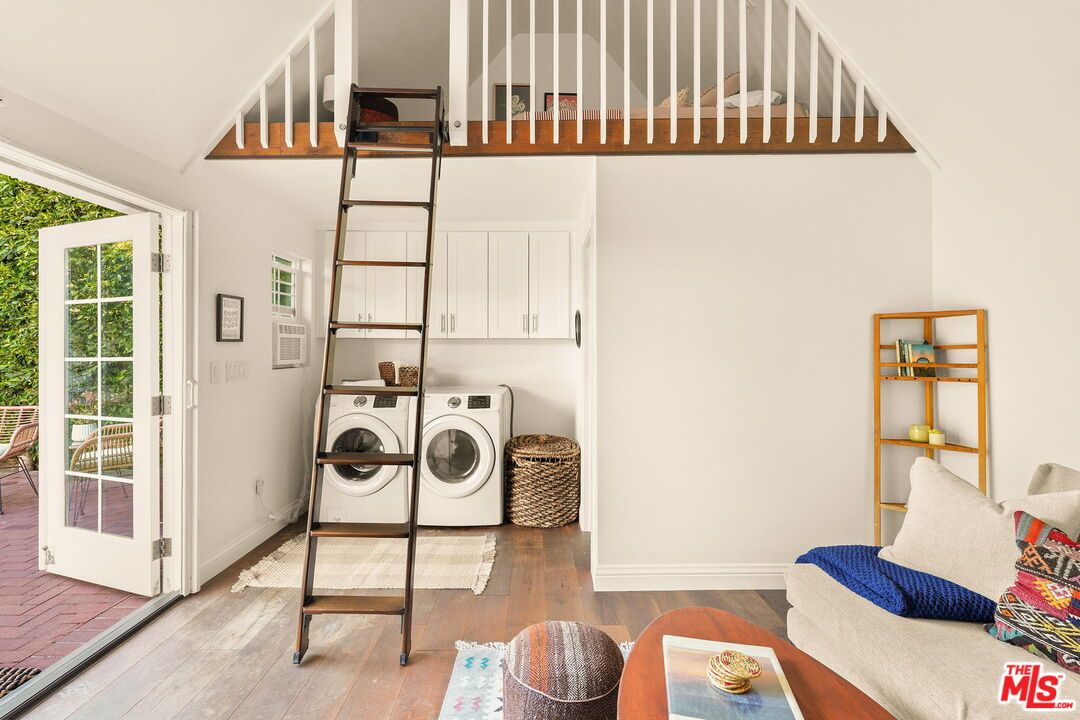Interior, Washer, Wood Texture Flooring