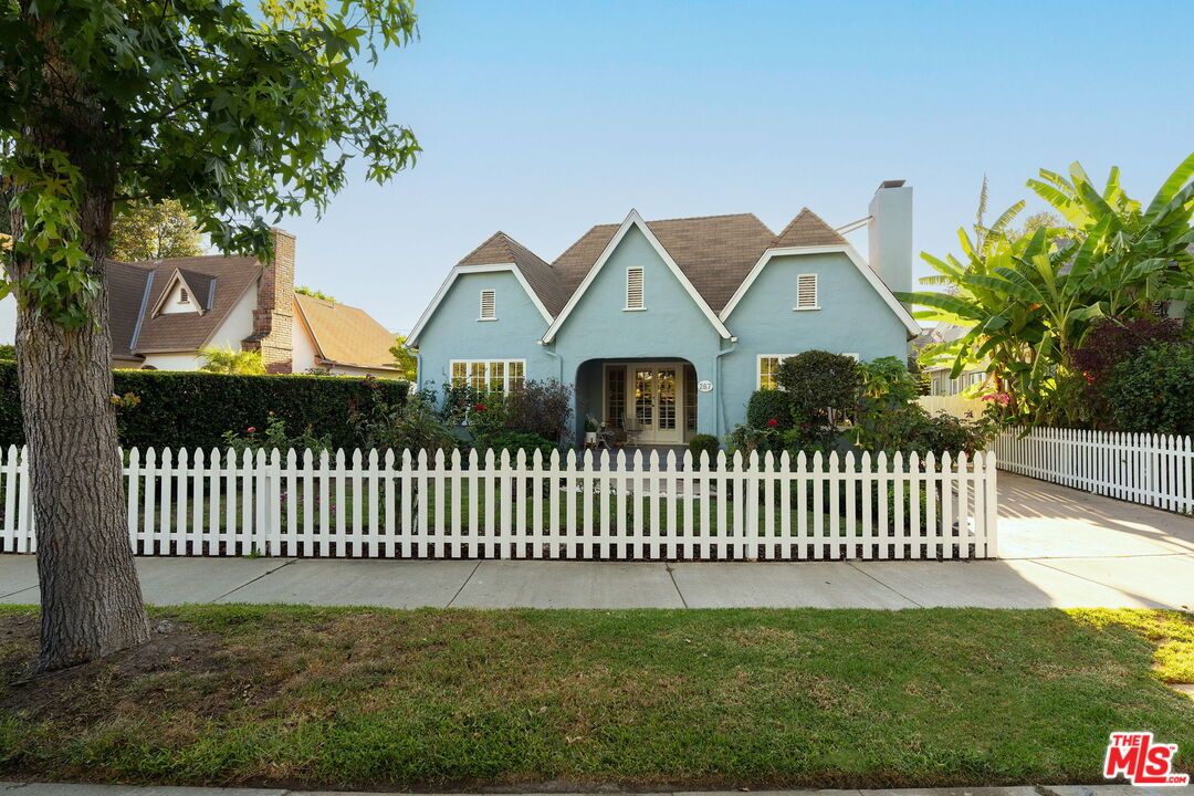 Backyard, Exterior, Facade, Farmhouse