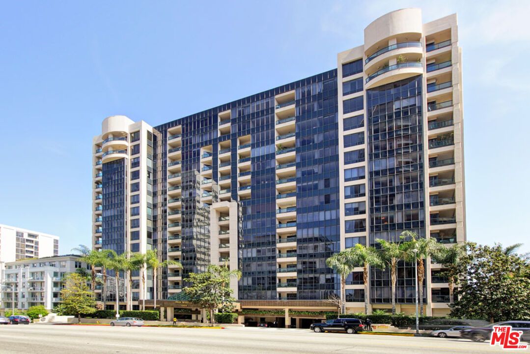 Exterior, Facade, Condo Building