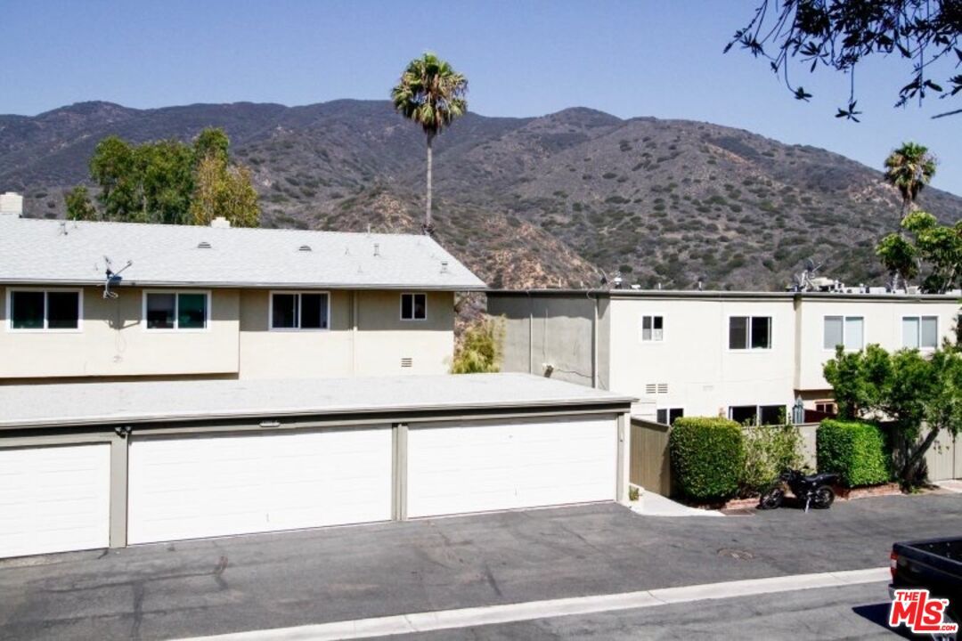 Attached, Exterior, Facade, Ranch