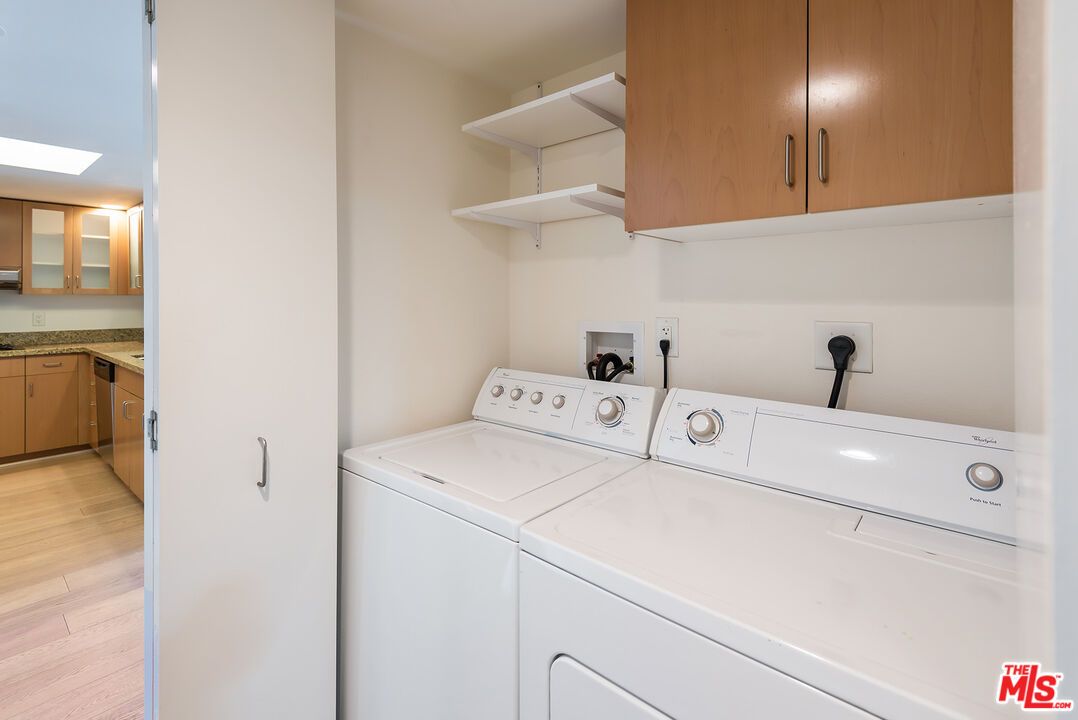 Interior, Utility Closets, Washer, Wood Texture Flooring