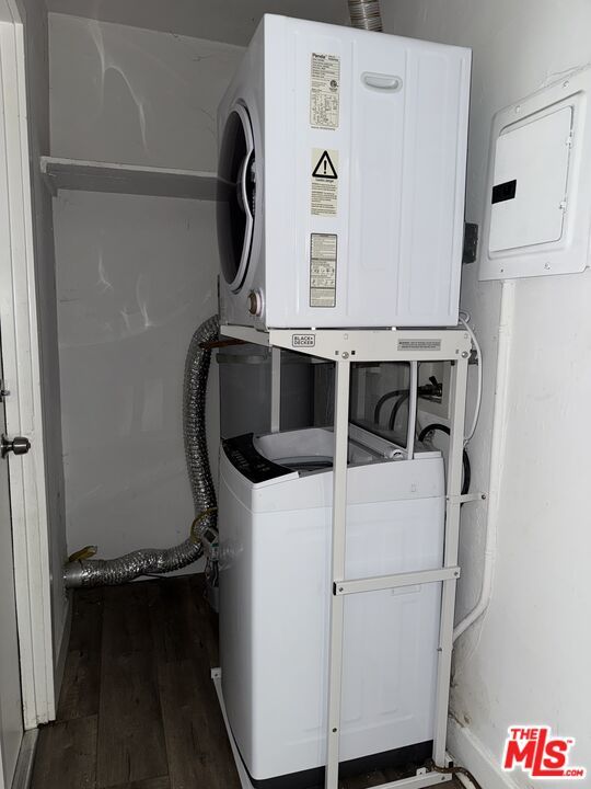 Interior, Washer, Wood Texture Flooring