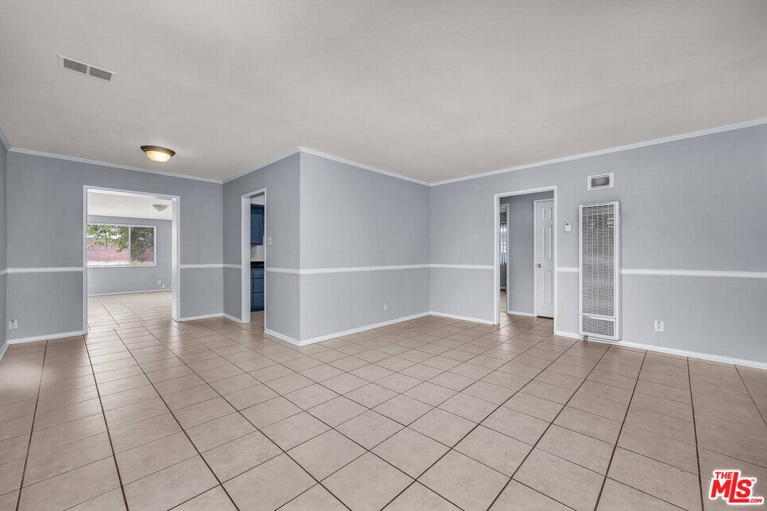 Empty room, Interior