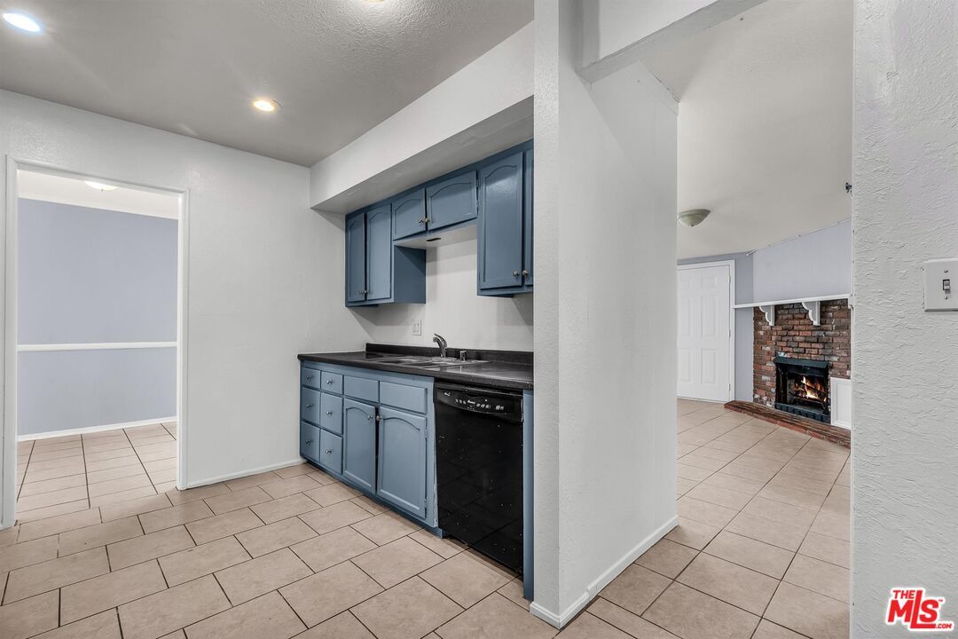 Fireplace, Interior, Kitchen, Recessed Lighting