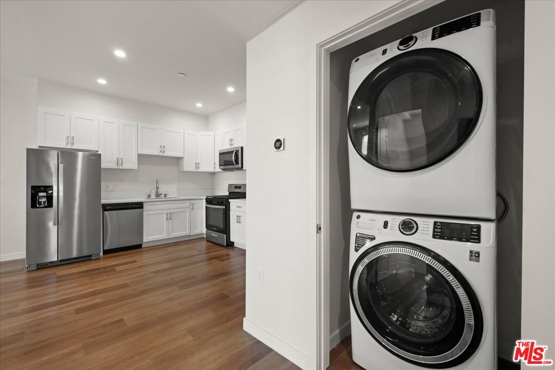 Interior, Kitchen, Recessed Lighting, Washer, Wood Texture Flooring