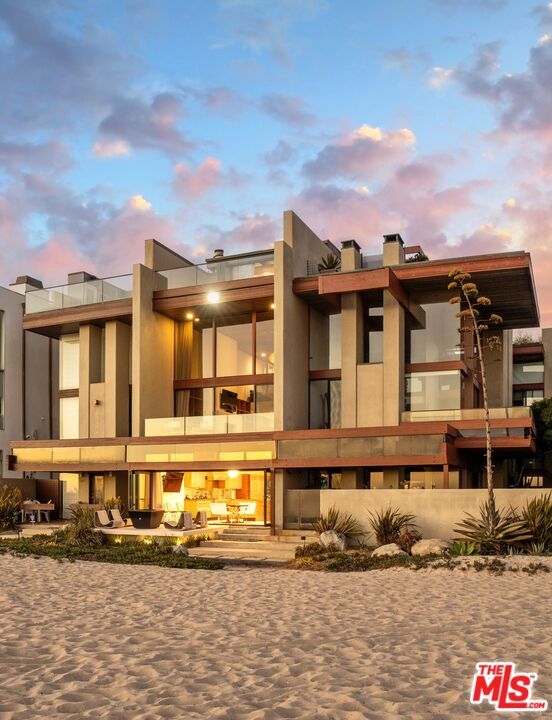 Exterior, Facade, Modern
